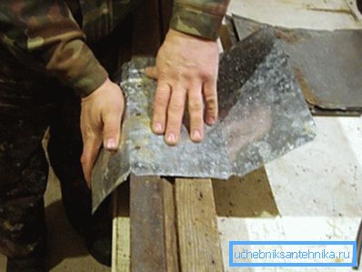 Нежно обликувајте го металниот лист