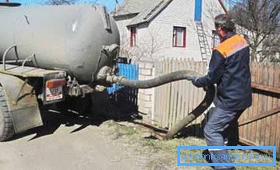 Вакуум камиони на работа