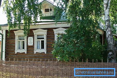 Белата бреза во близина на куќата
