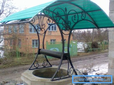 Бетон добро со поликарбонат кров и фалсификување.
