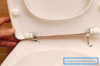 Невозможно е да се поправи капакот на тоалетот без висококвалитетни фитинзи. Невозможно е да се поправи капакот на тоалетот без висококвалитетни фитинзи.