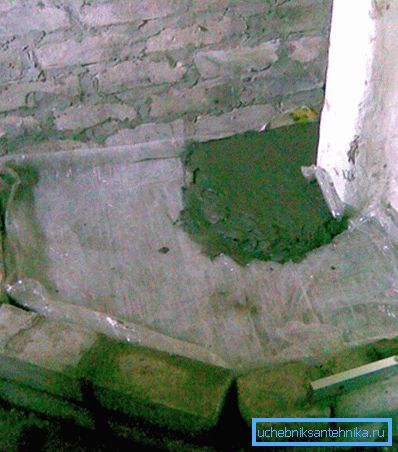 Страната на чинијата поставена во две тули Страната на чинијата поставена во две тули