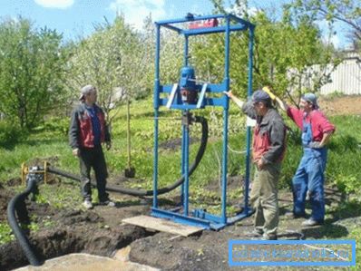 Тим специјалисти врши ротирачко дупчење на водни бунари. Тим специјалисти врши ротирачко дупчење на водни бунари.