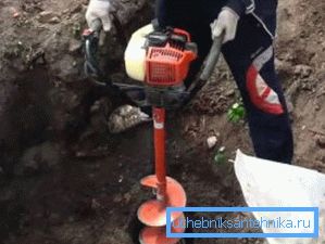 Досадна машина со бензински мотор. Досадна машина со бензински мотор.