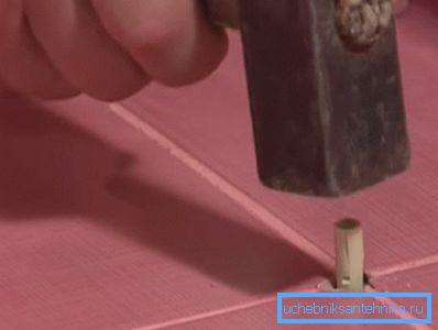 Ние ги вежбаме дупките и чеканците во нив. Ние ги вежбаме дупките и чеканците во нив.