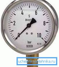 Цената на манометарот е мала, но ви овозможува да ги одредите параметрите на системот што е можно попрецизно. Цената на манометарот е мала, но ви овозможува да ги одредите параметрите на системот што е можно попрецизно.