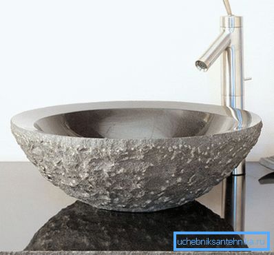 Мијалник мијалник и countertop направени од природен камен. Мијалник мијалник и countertop направени од природен камен.