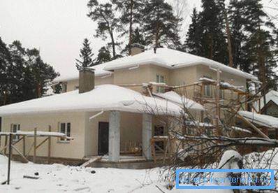Приватна куќа ја отфрла топлината низ сите оградни објекти. Приватна куќа ја отфрла топлината низ сите оградни објекти.