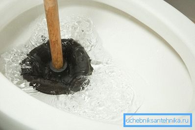 Чистење на тоалетот од затворен клип Чистење на тоалетот од затворен клип