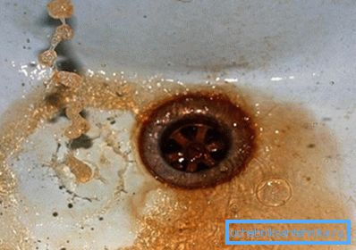 За да се разбере причината за загадувањето, исто така е неопходно да се испита мијалникот и одводот каде што излегува водата што тече од чешмата.