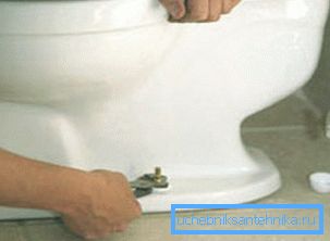 За да ја отстраните садот, треба да ги одвртите завртките.