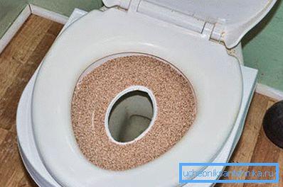 Ние правиме мала дупка во пластиката. Ние правиме мала дупка во пластиката.