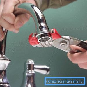 Демонтажа на аераторот за чистење Демонтажа на аераторот за чистење