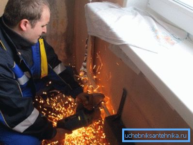 Демонтирање на стариот радијатор со помош на 