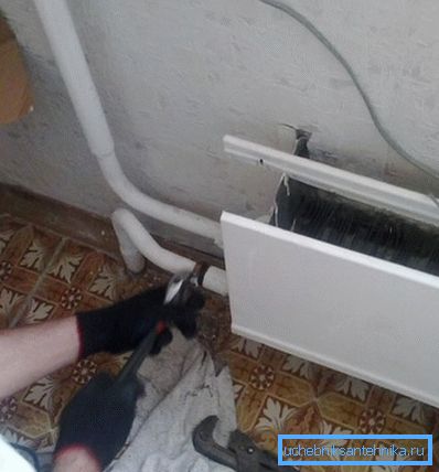 Демонтирање на стариот радијатор со клучеви