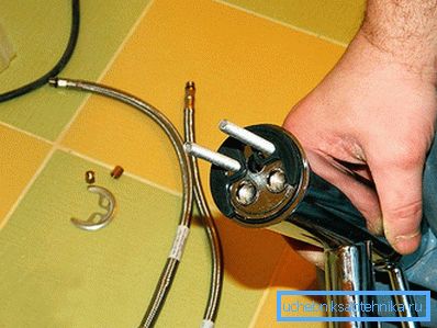 3924 Демонтирање на стариот мешачки уред