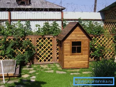 Дрвена куќа со прозорци Дрвена куќа со прозорци