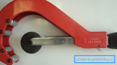 За сечење цевки подобро е да се користи специјална алатка. За сечење цевки подобро е да се користи специјална алатка.