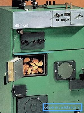 За имплементација на системите за цврсто гориво, се користи принципот на работа на печки за долго гори, кој ви овозможува да го извршите целиот циклус на согорување на еден таб во период од 12 часа или повеќе.