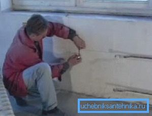За да го надминете радијаторот, треба да инсталирате загради За да го надминете радијаторот, треба да инсталирате загради
