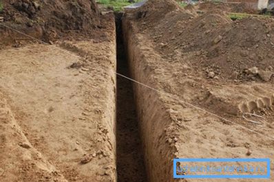 На дното на ровот треба да се израмнат и да се натопи под падината На дното на ровот треба да се израмнат и да се натопи под падината