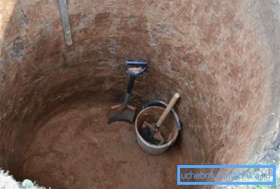 Дното на лицето заспива со слој од водоотпорна глина. Дното на лицето заспива со слој од водоотпорна глина.