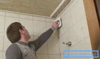 Дополнителни вентилација ќе помогне не само да се ослободи од влажноста на водоводната тела, туку и да го забрза процесот на атмосферски влијанија во бањата Дополнителни вентилација ќе помогне не само да се ослободи од влажноста на водоводната тела, туку и да го забрза процесот на атмосферски влијанија во бањата