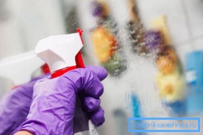 Едноставно прскајте и чистете го средството за чистење на стаклото Едноставно прскајте и чистете го средството за чистење на стаклото