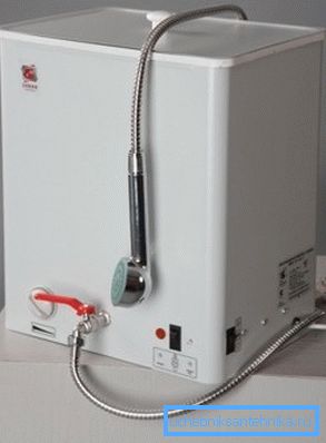 Електричниот бојлер за туш EVBO-20/1, 25-1 може да работи и од мрежата и од вградената батерија Електричниот бојлер за туш EVBO-20/1, 25-1 може да работи и од мрежата и од вградената батерија