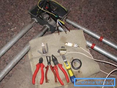 Ако постои ризик дека ќе го нападнат кабелот, подобро е да се исклучи однапред.
