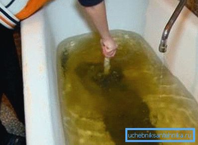 Ако водата оди лошо во целиот стан, станува збор за кршење на целиот канализациски систем Ако водата оди лошо во целиот стан, станува збор за кршење на целиот канализациски систем