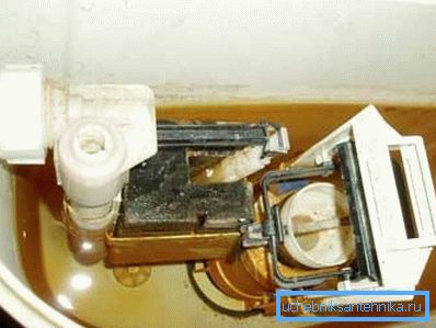 Ако водата постојано се влева во садот, неопходно е да се замени заптивната мембрана. Ако водата постојано се влева во садот, неопходно е да се замени заптивната мембрана.
