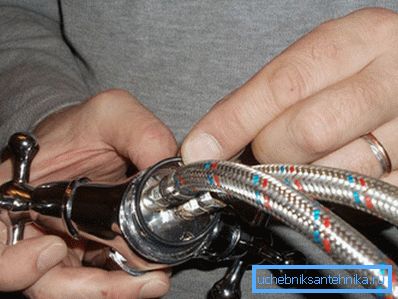 Ако одлучите сами да ја направите инсталацијата, трошоците за монтирање на миксер во кујната ќе бидат еднакви на резервни делови и опрема