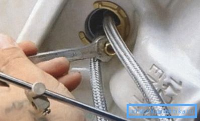 Поправање на уредот со игла и орев Поправање на уредот со игла и орев