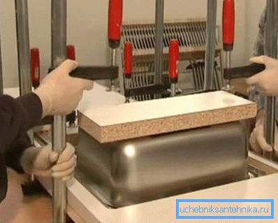 Стегање на мијалникот со стеги Стегање на мијалникот со стеги