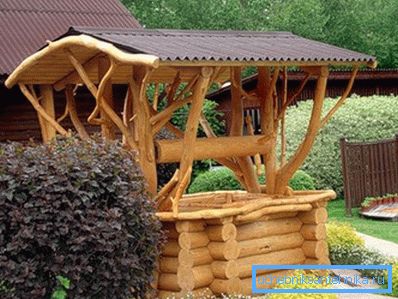 Фотографија на украсен дрвен извор, направен со рака.