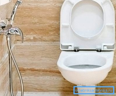 Фото хигиенски миксер монтиран на ѕидот