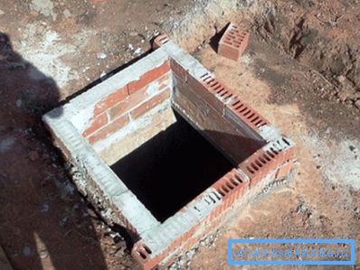 Фото од мала јама наредени со тули Фото од мала јама наредени со тули