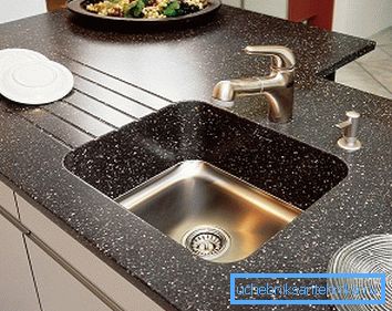 Фотографија на мијалник инсталиран под countertop