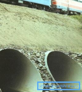 2708 Фотографија на водопадот лоциран под железничките пруги