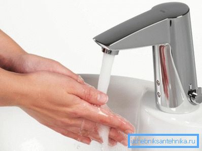 Фотоќелијата ја вклучува водата кога носи рацете до тапацирот Фотоќелијата ја вклучува водата кога носи рацете до тапацирот