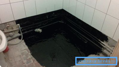 Хидроизолацијата се изведува со повик на ѕидовите Хидроизолацијата се изведува со повик на ѕидовите