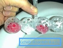 Готовните желатински коцки можат да се стават во пластични кутии од комерцијално достапни освежувачи на воздух.