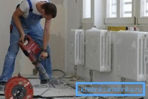 Дали сакате да ги скриете цевките кои се вклопуваат во радијаторите, да ги направите жлебовите во подрумот и да ги скриете под подот - како варијанта на буџетот 