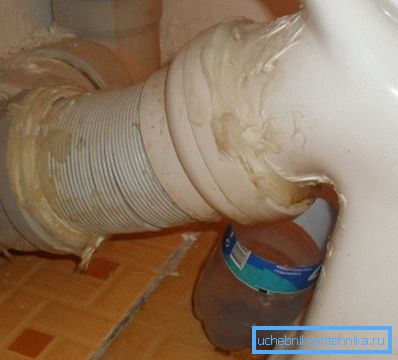 Употребата на запечатувач или силиконски кит овозможува да се елиминираат само мали пукнатини или пукнатини, за поголеми дефекти што треба да ги користите цементот Употребата на запечатувач или силиконски кит овозможува да се елиминираат само мали пукнатини или пукнатини, за поголеми дефекти што треба да ги користите цементот