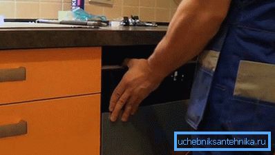 Инсталирање на машина за миење садови под countertop