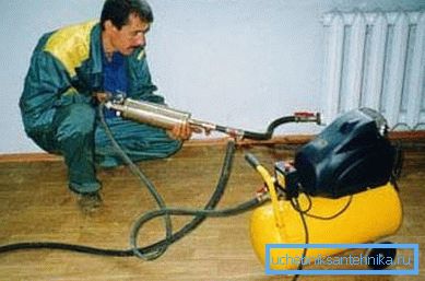 Користењето на воздушен пиштол е еден од најефикасните начини да се ослободи од скалата во радијаторите Користењето на воздушен пиштол е еден од најефикасните начини да се ослободи од скалата во радијаторите
