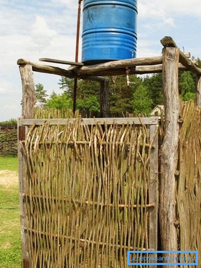 Избегнувајте неверодостојни конструкции, паднато барел со вода лесно може да ви осакатува, па дури и да те убие. Избегнувајте неверодостојни конструкции, паднато барел со вода лесно може да ви осакатува, па дури и да те убие.