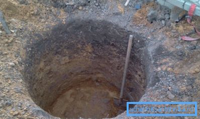 Изработка на дупка за поставување на кесони од бетонски прстени.