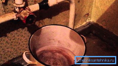 Изолациската лента во случај на истекување е малку веројатно да помогне. Изолациската лента во случај на истекување е малку веројатно да помогне.